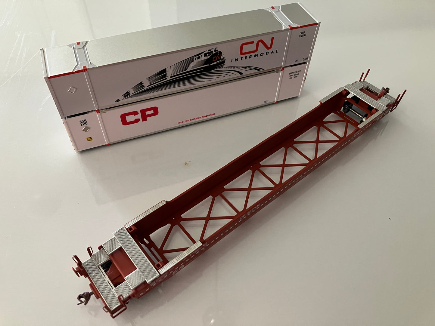 R401001 Rapido Gunderson Husky-Stack w/2 Containers, Canadian Pacific #527040