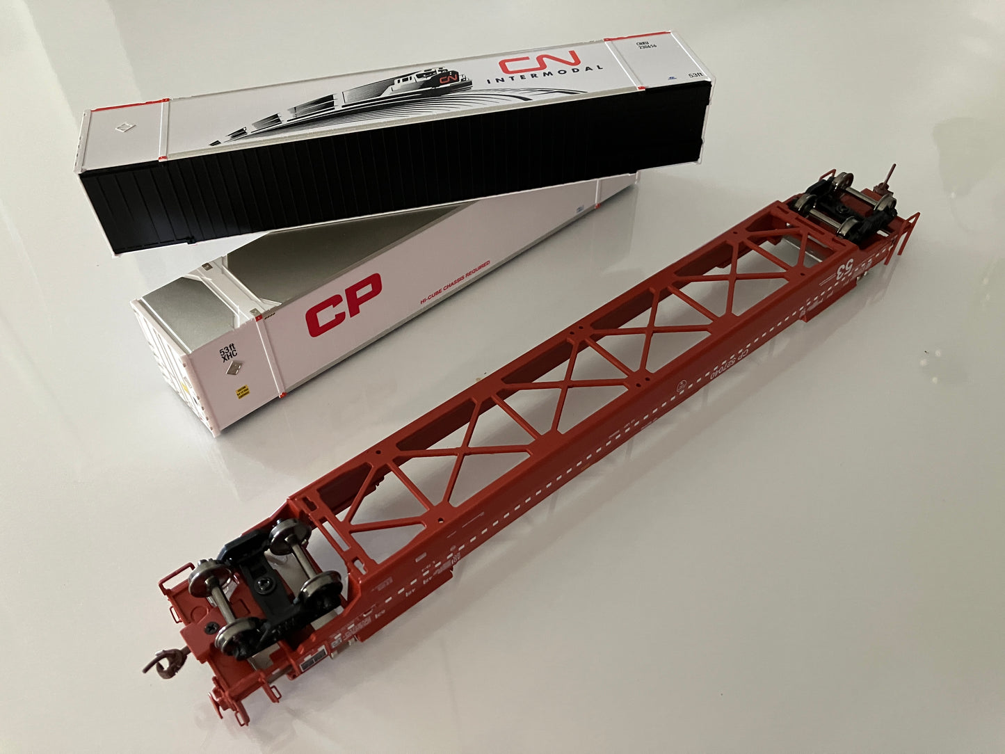 R401001 Rapido Gunderson Husky-Stack w/2 Containers, Canadian Pacific #527040
