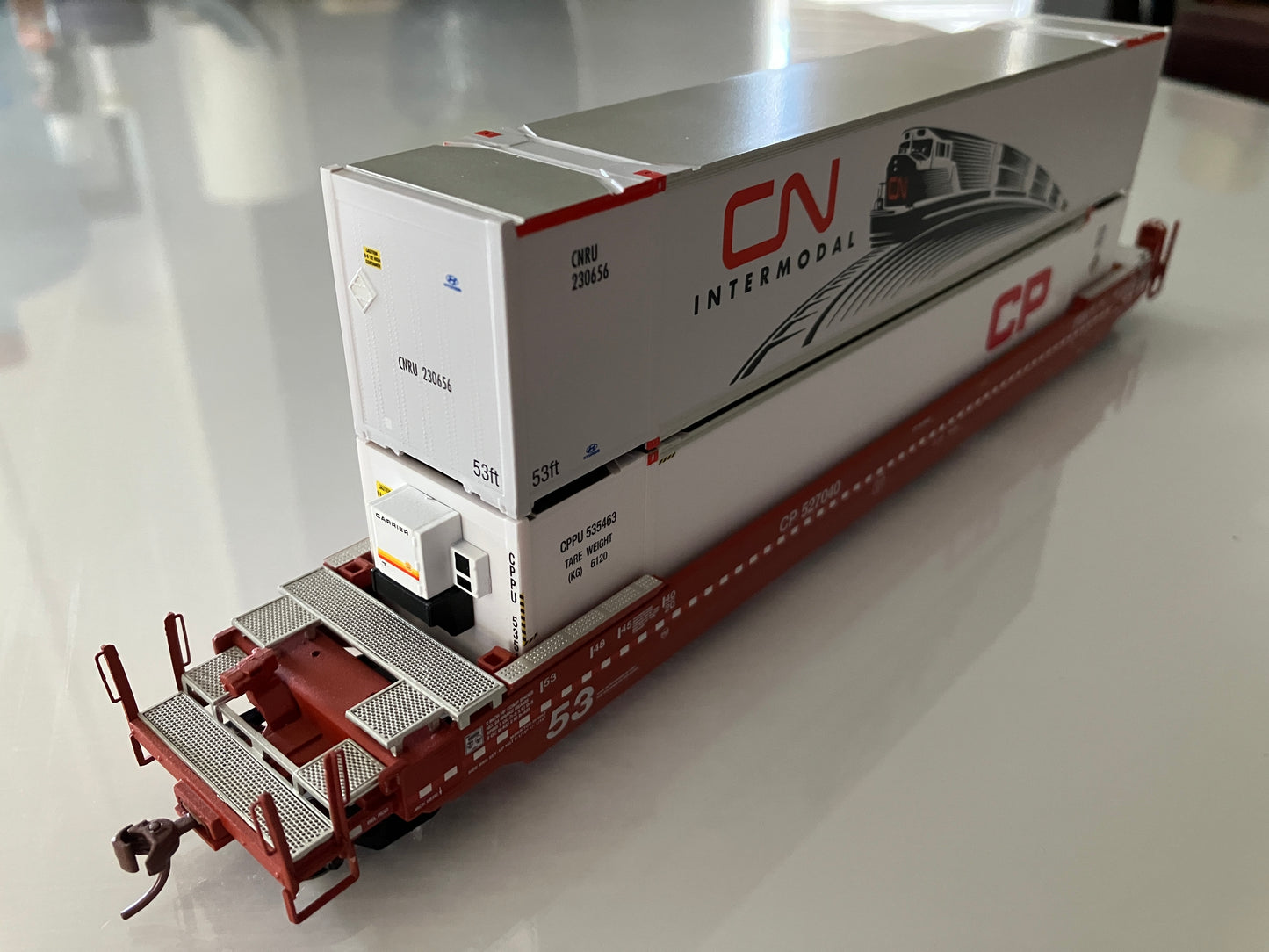 R401001 Rapido Gunderson Husky-Stack w/2 Containers, Canadian Pacific #527040