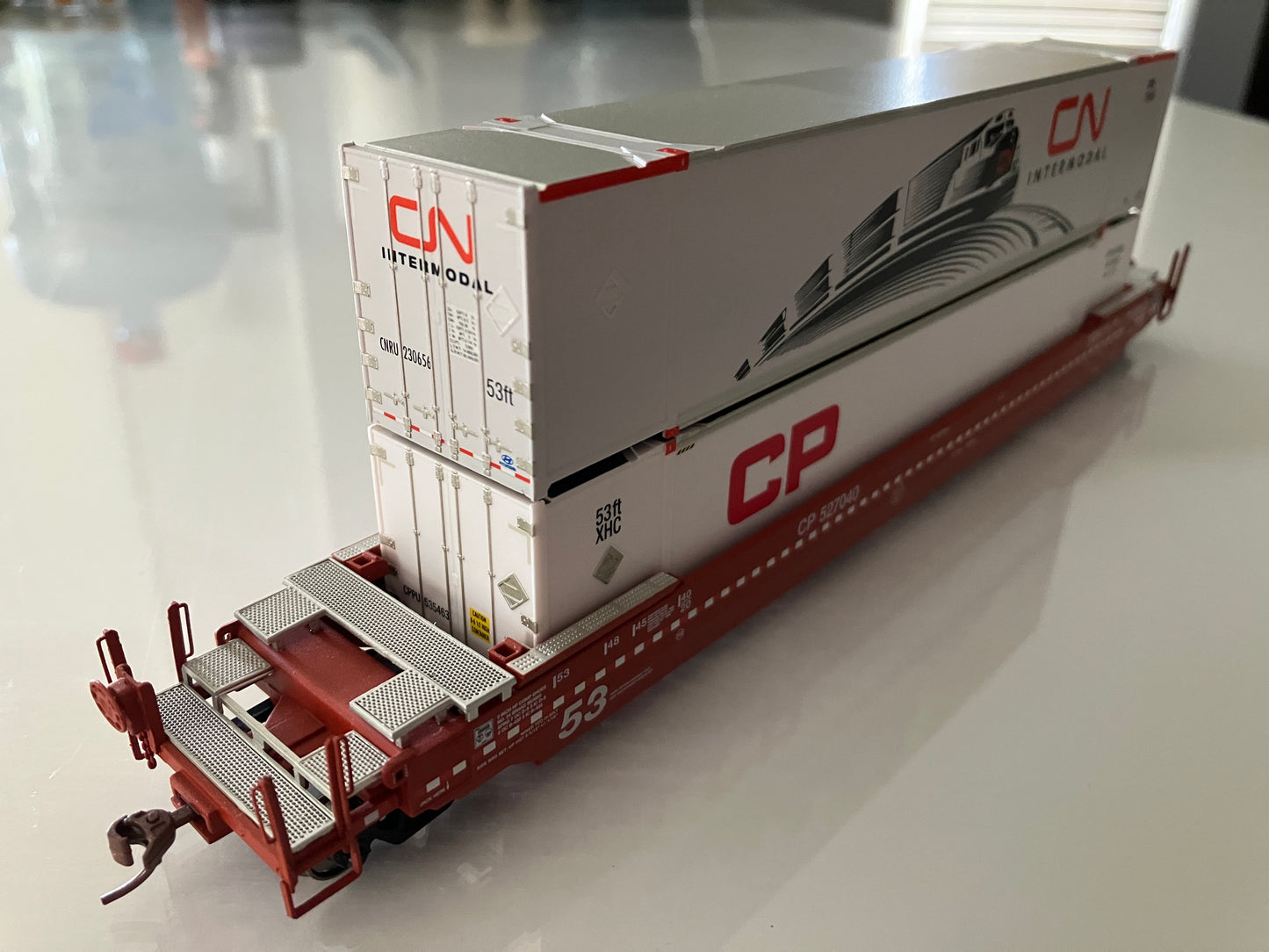 R401001 Rapido Gunderson Husky-Stack w/2 Containers, Canadian Pacific #527040