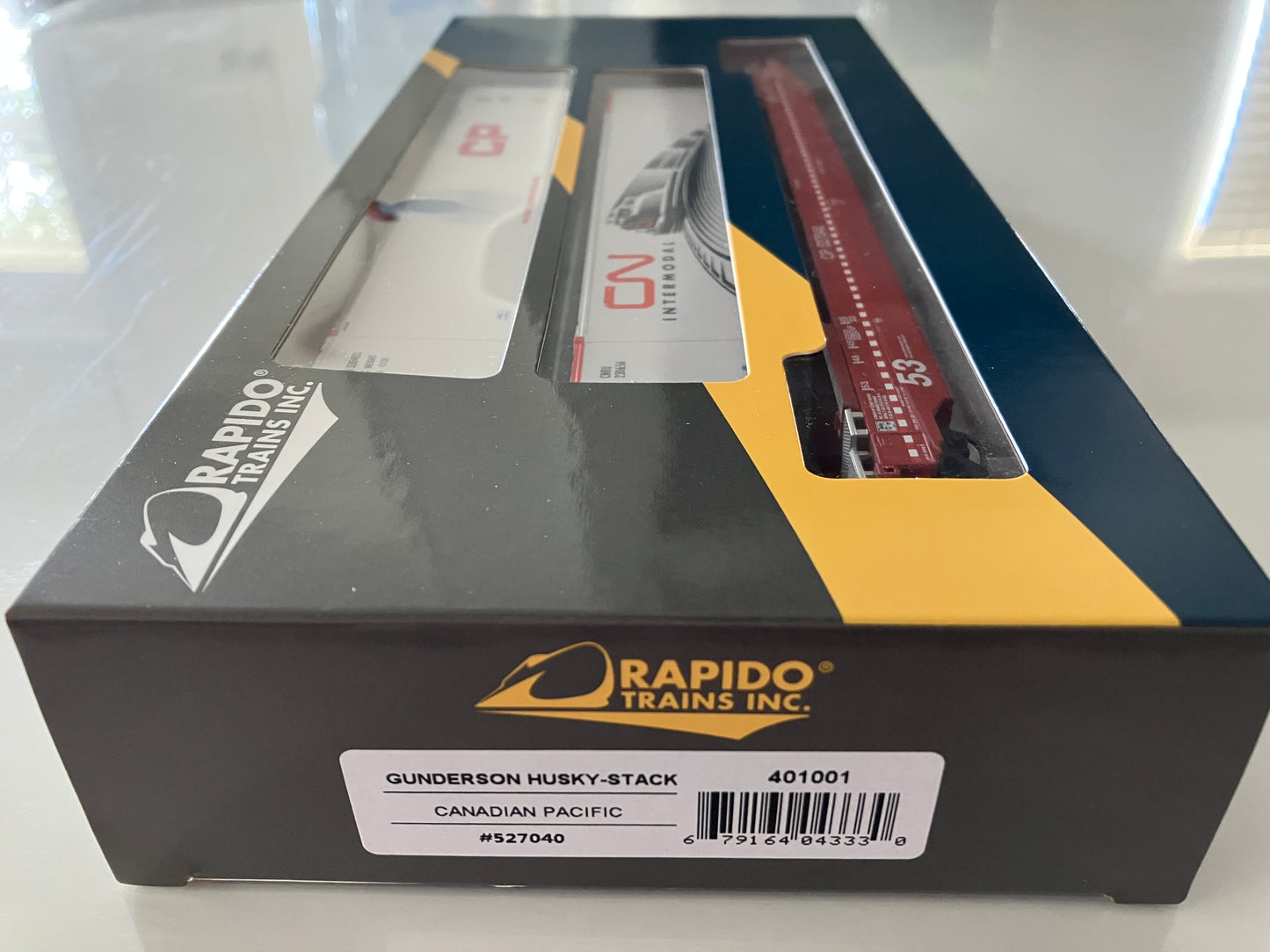 R401001 Rapido Gunderson Husky-Stack w/2 Containers, Canadian Pacific #527040