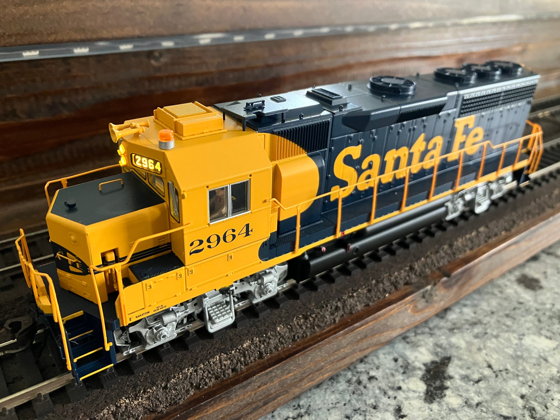 ATL10004038 Atlas Master Gold GP40, Santa Fe #2964 w/DCC & ESU LokSound - Lone Star Collectibles