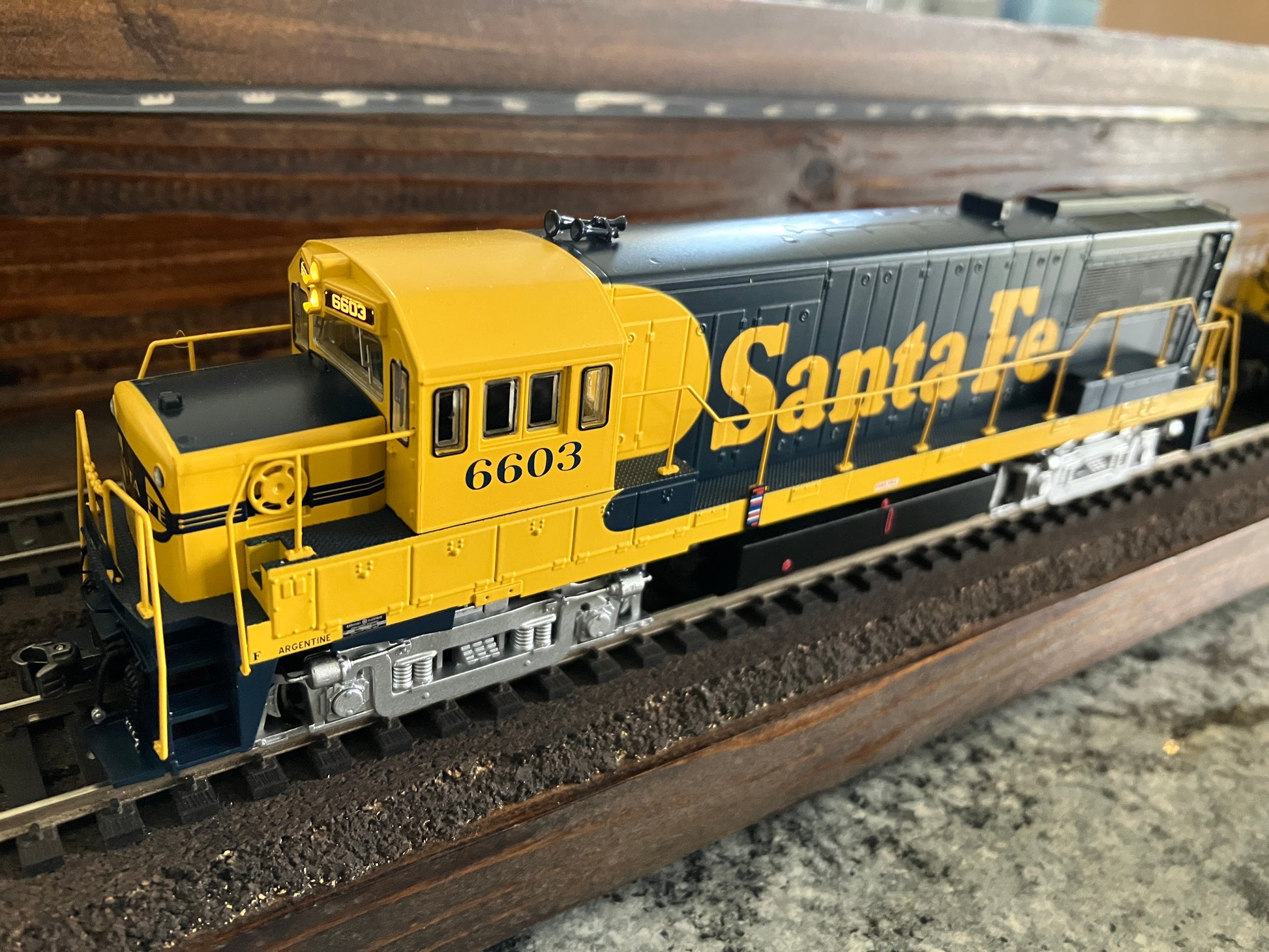 B25170 Bowser U-25B PhIIa, Santa Fe Warbonnet w/DCC & ESU LokSound - Lone Star Collectibles