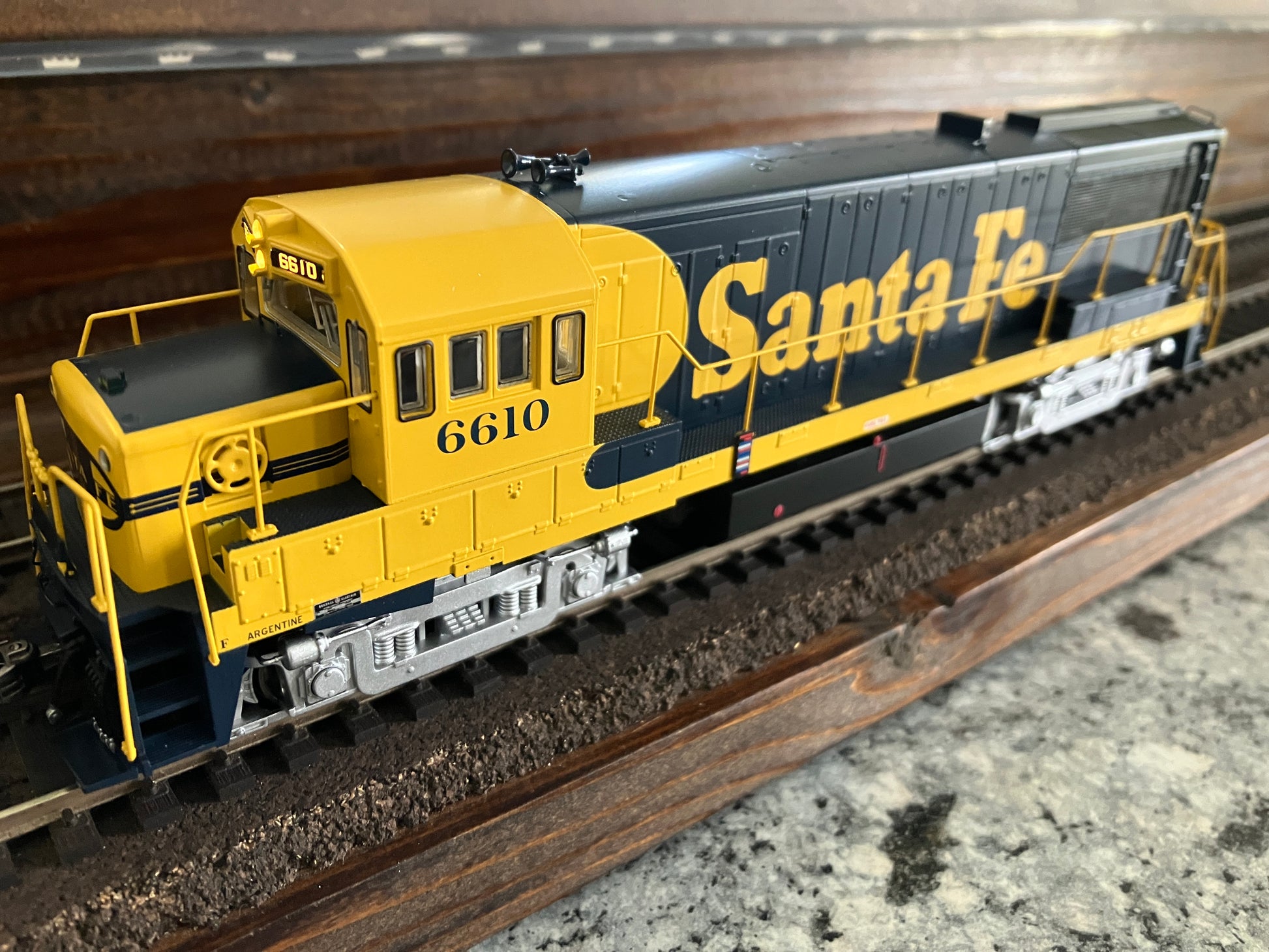B25170 Bowser U-25B PhIIa, Santa Fe Warbonnet w/DCC & ESU LokSound - Lone Star Collectibles