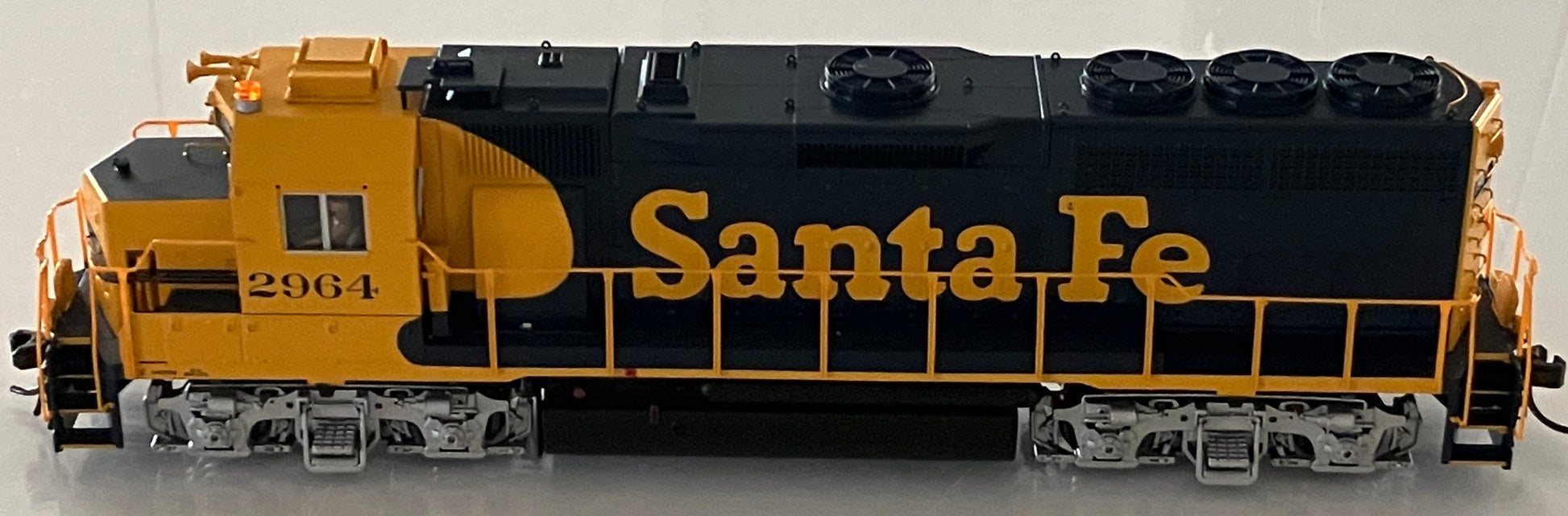 ATL10004038 Atlas Master Gold GP40, Santa Fe #2964 w/DCC & ESU LokSound - Lone Star Collectibles