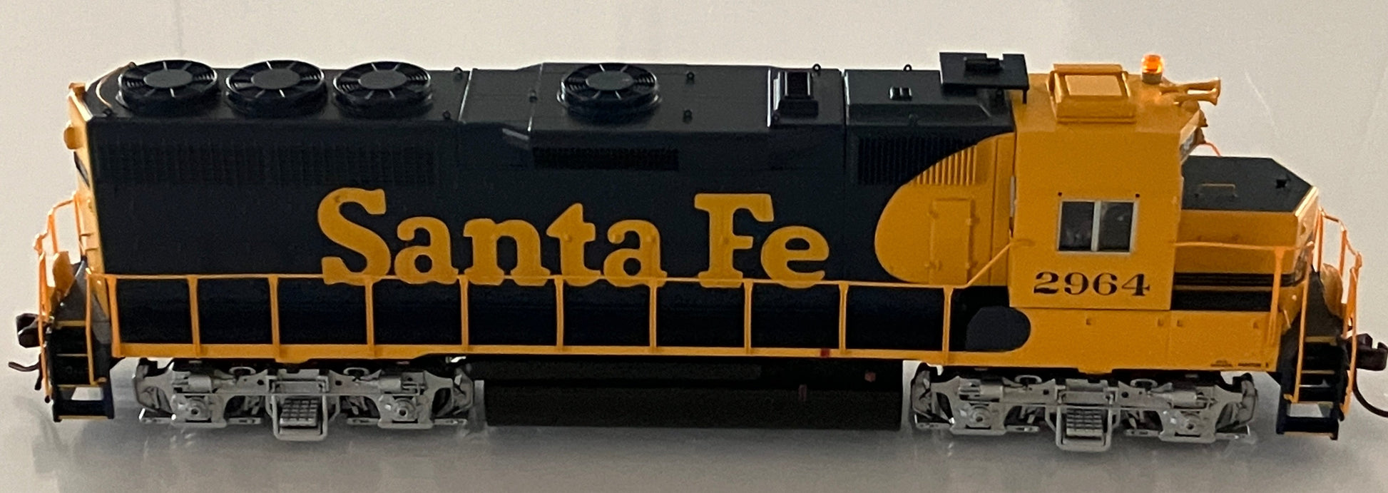 ATL10004038 Atlas Master Gold GP40, Santa Fe #2964 w/DCC & ESU LokSound - Lone Star Collectibles