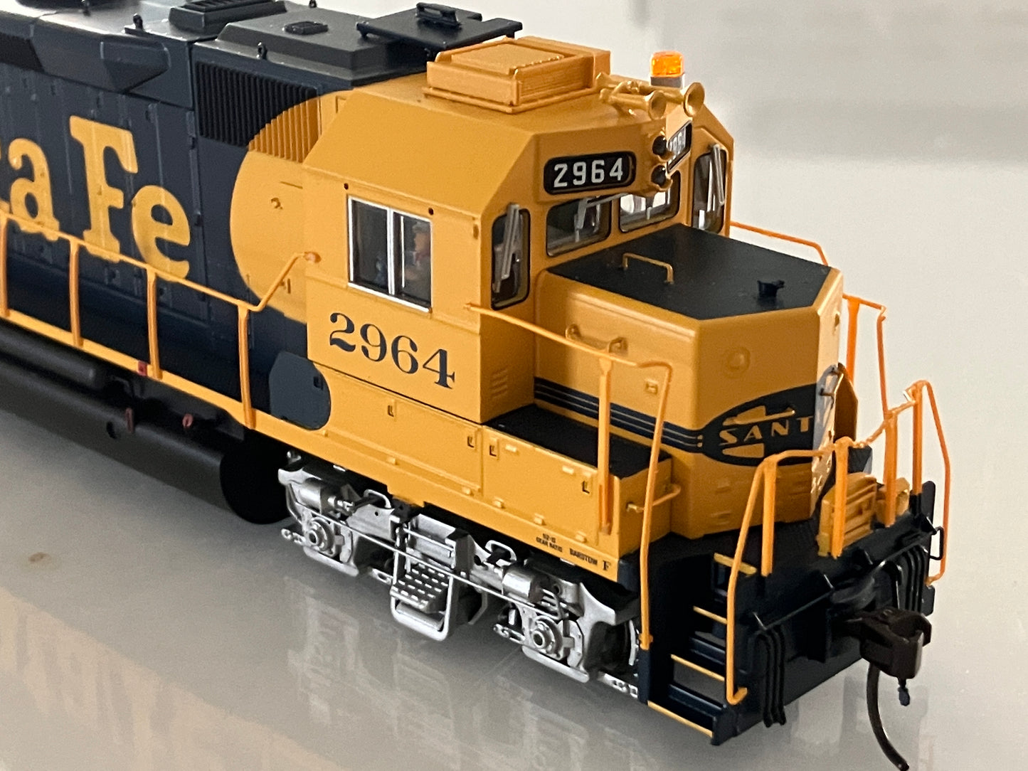 ATL10004038 Atlas Master Gold GP40, Santa Fe #2964 w/DCC & ESU LokSound - Lone Star Collectibles