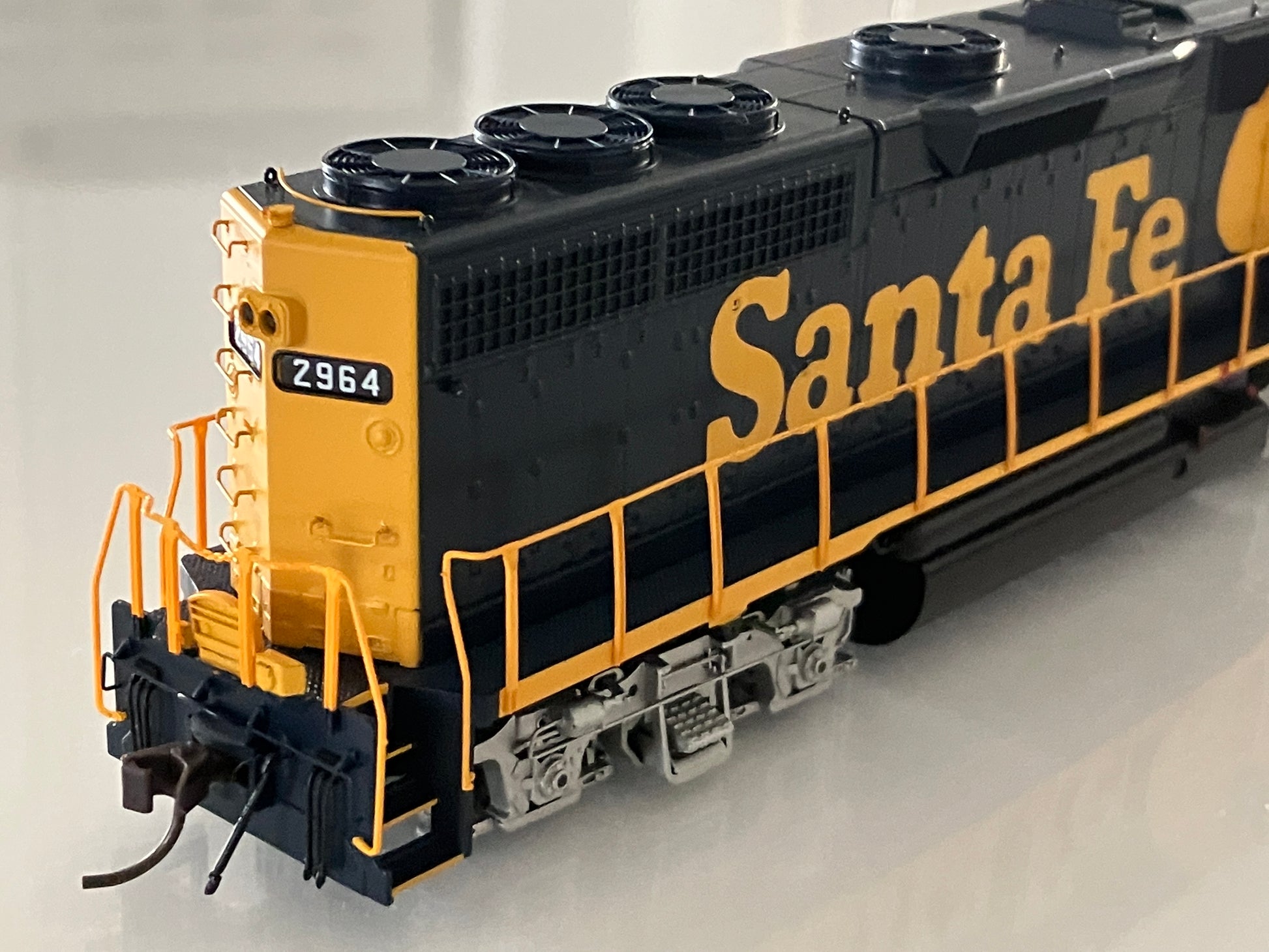 ATL10004038 Atlas Master Gold GP40, Santa Fe #2964 w/DCC & ESU LokSound - Lone Star Collectibles