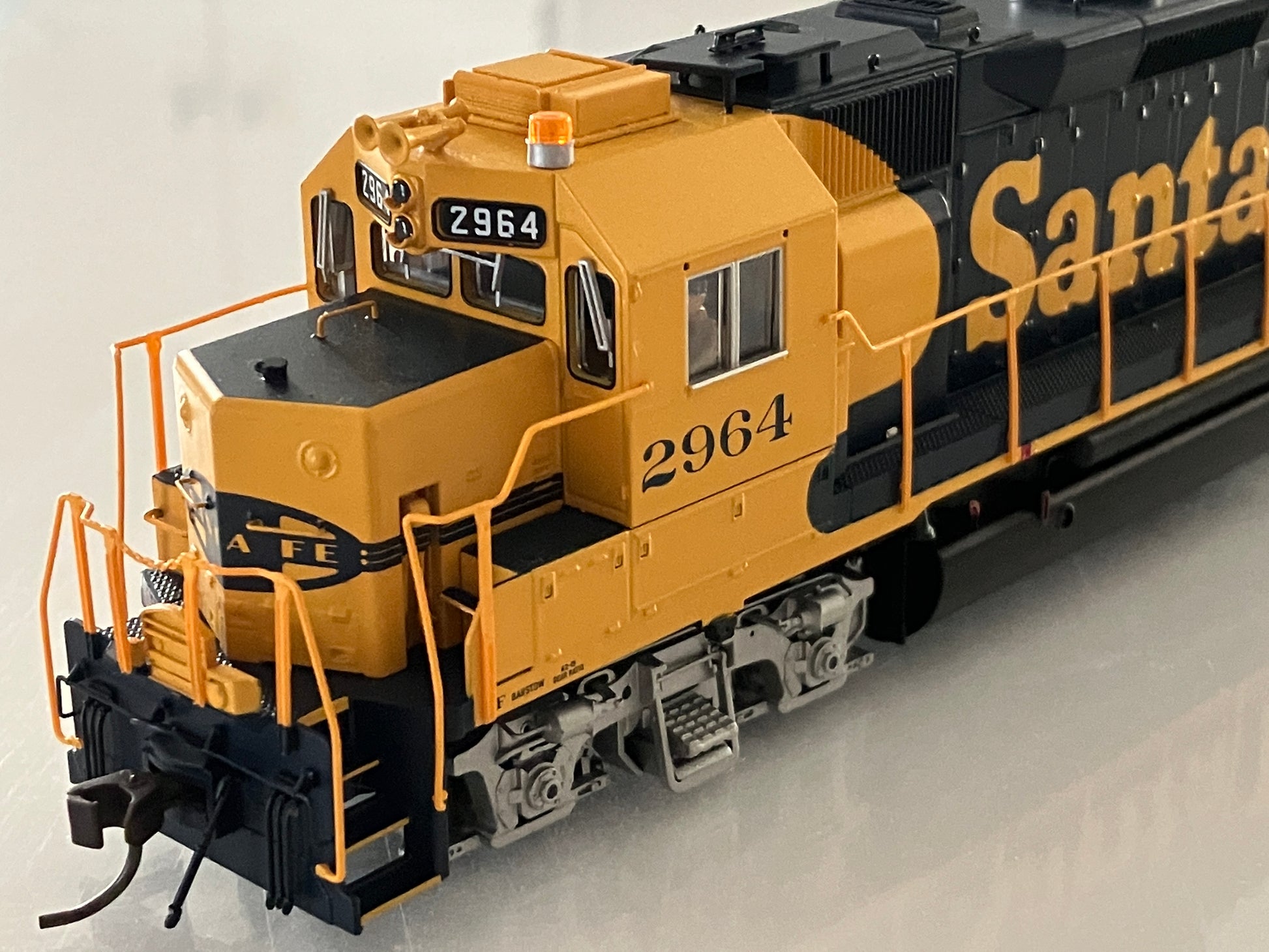ATL10004038 Atlas Master Gold GP40, Santa Fe #2964 w/DCC & ESU LokSound - Lone Star Collectibles
