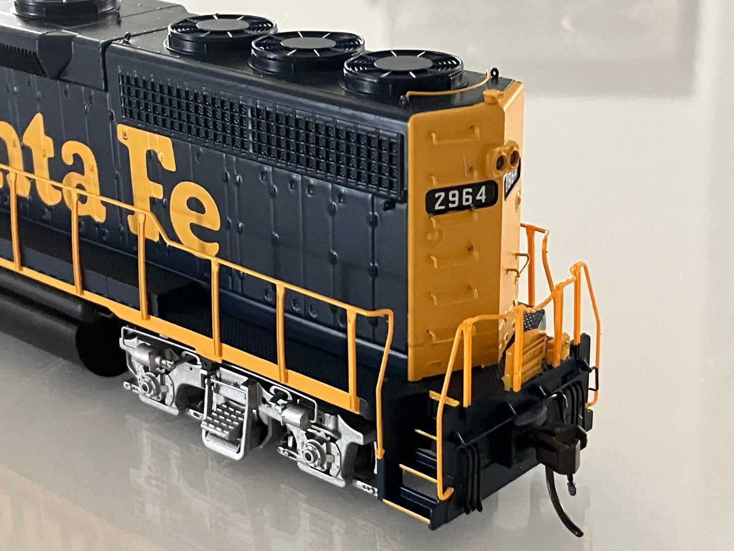 ATL10004038 Atlas Master Gold GP40, Santa Fe #2964 w/DCC & ESU LokSound - Lone Star Collectibles