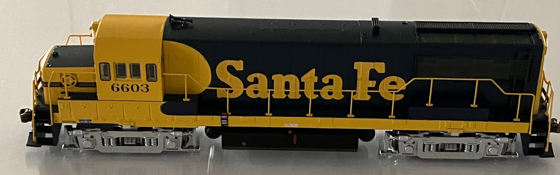 B25170 Bowser U-25B PhIIa, Santa Fe Warbonnet w/DCC & ESU LokSound - Lone Star Collectibles