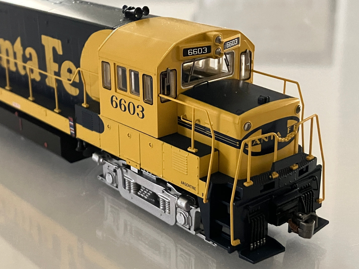 B25170 Bowser U-25B PhIIa, Santa Fe Warbonnet w/DCC & ESU LokSound - Lone Star Collectibles