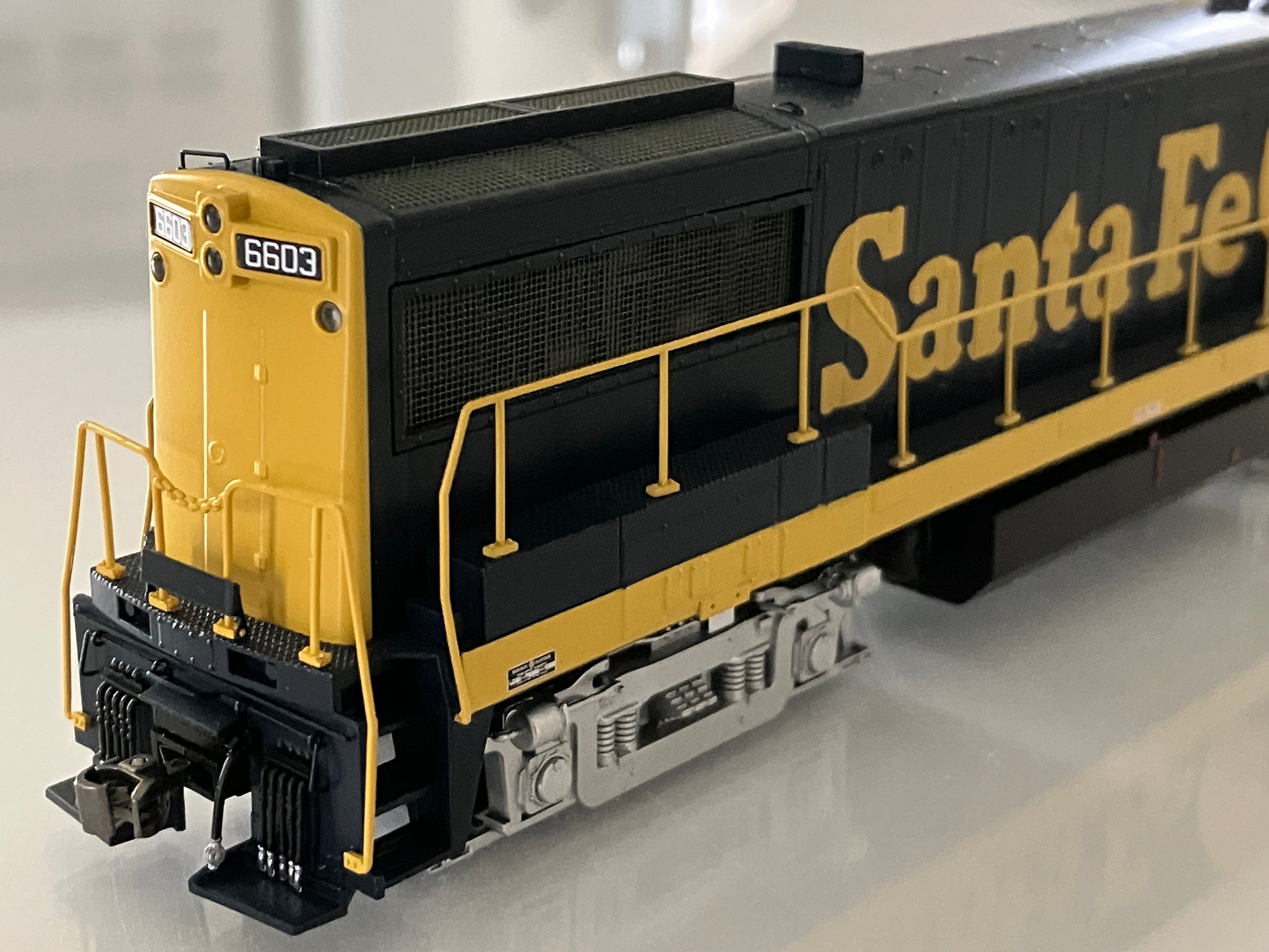 B25170 Bowser U-25B PhIIa, Santa Fe Warbonnet w/DCC & ESU LokSound - Lone Star Collectibles