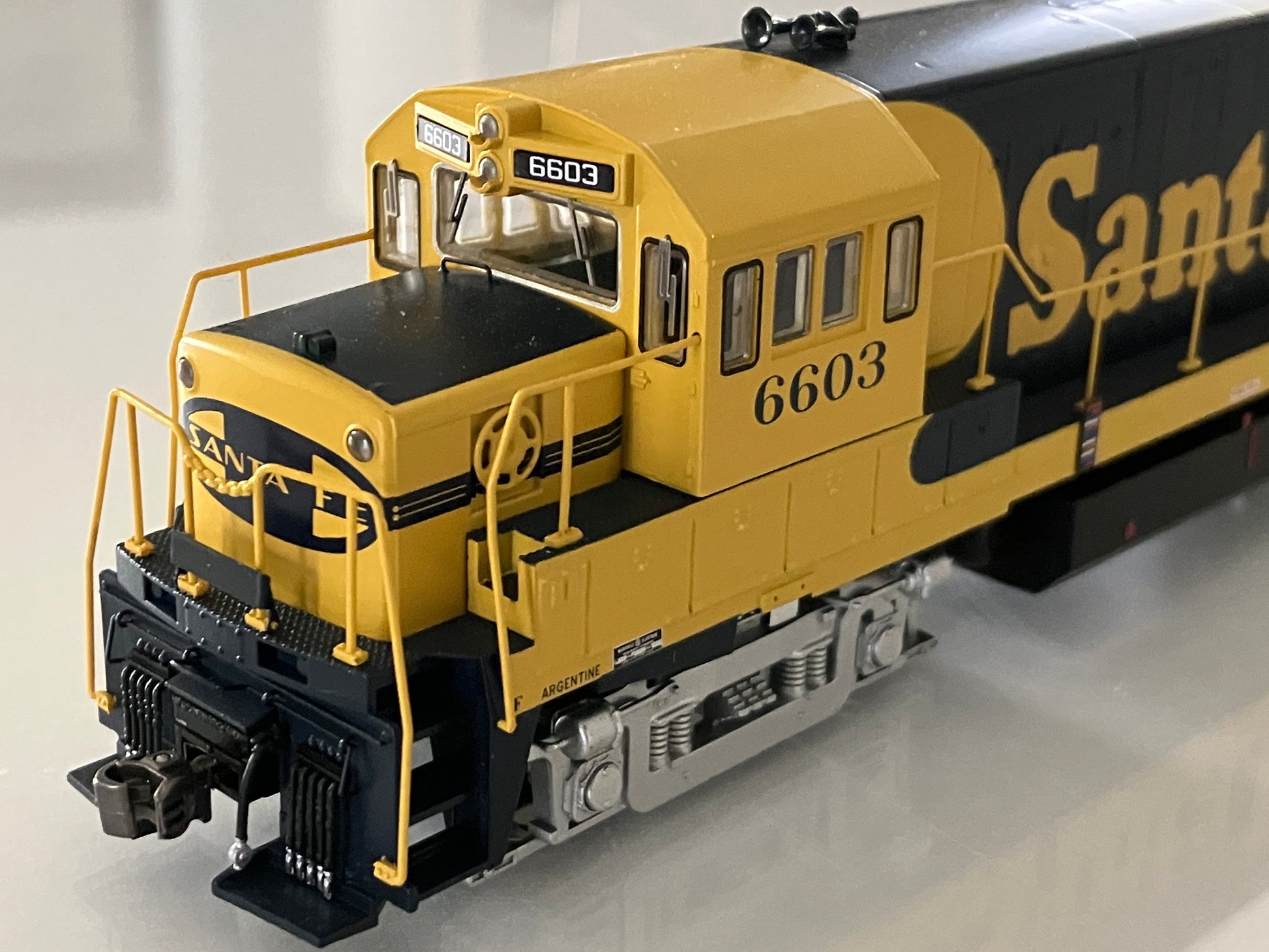 B25170 Bowser U-25B PhIIa, Santa Fe Warbonnet w/DCC & ESU LokSound - Lone Star Collectibles
