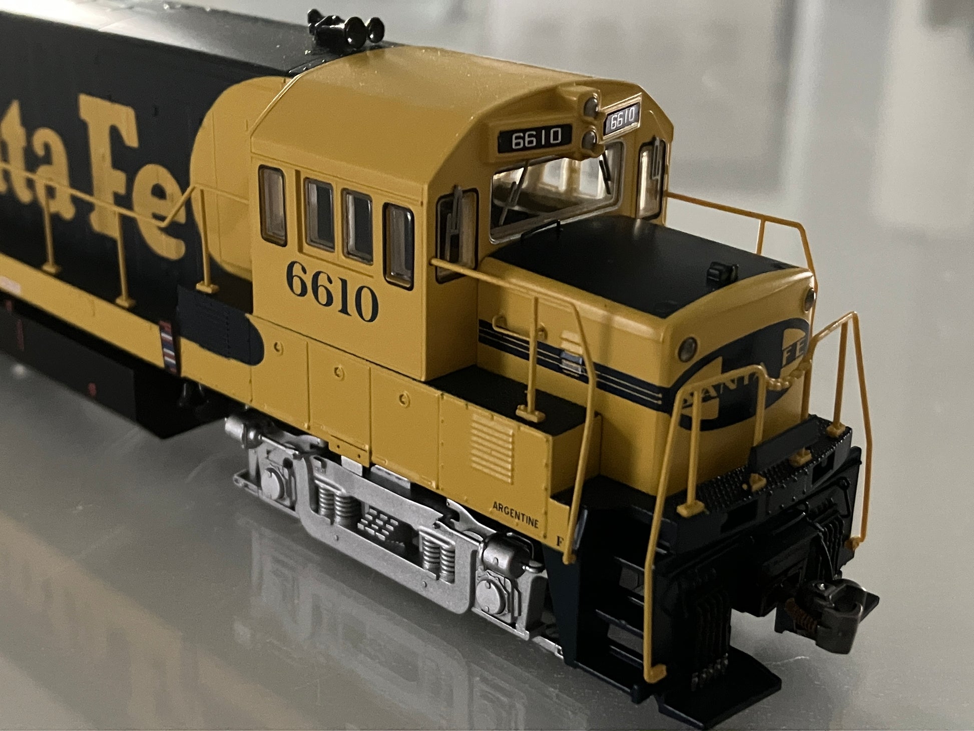 B25170 Bowser U-25B PhIIa, Santa Fe Warbonnet w/DCC & ESU LokSound - Lone Star Collectibles
