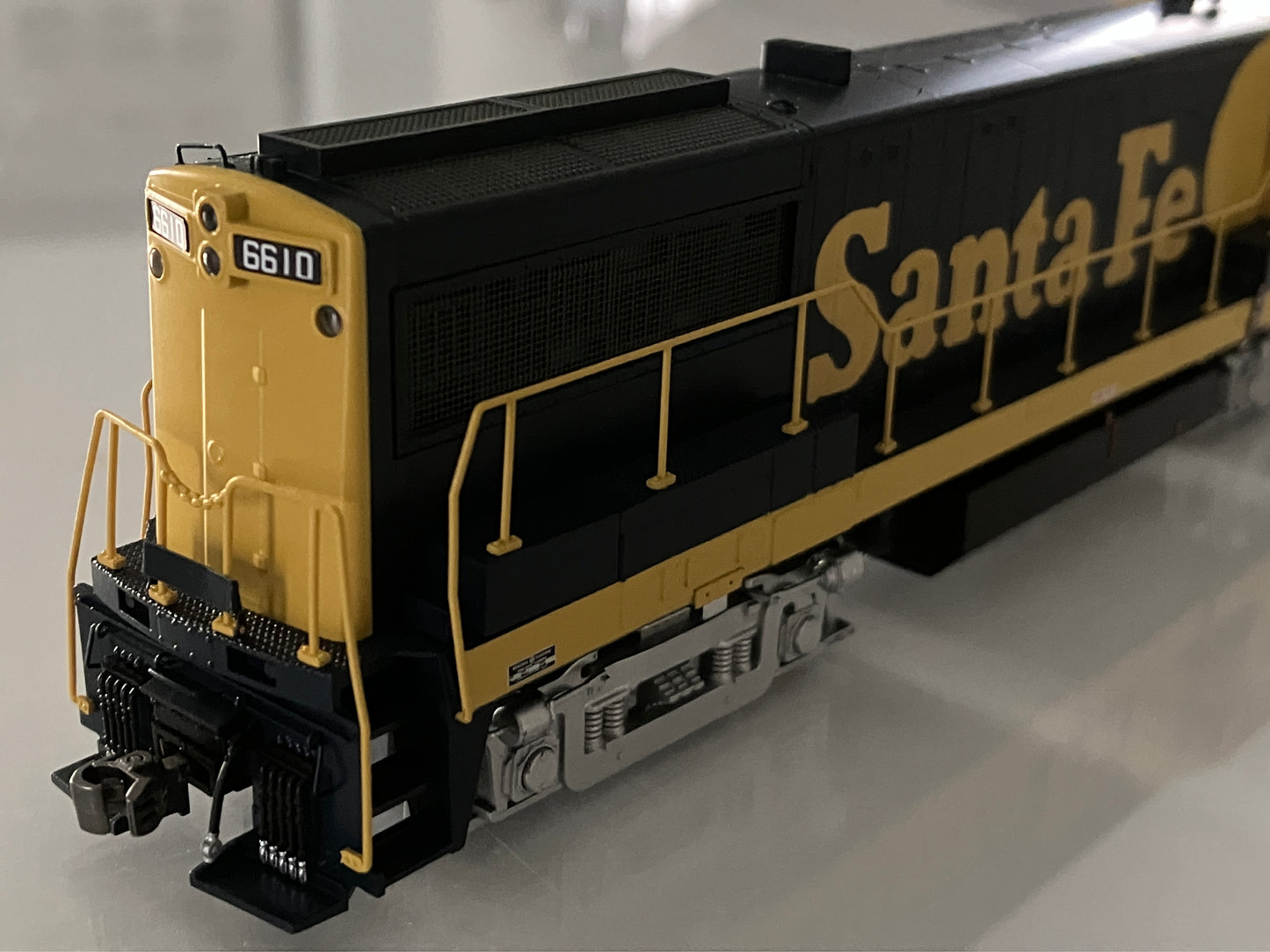 B25170 Bowser U-25B PhIIa, Santa Fe Warbonnet w/DCC & ESU LokSound - Lone Star Collectibles
