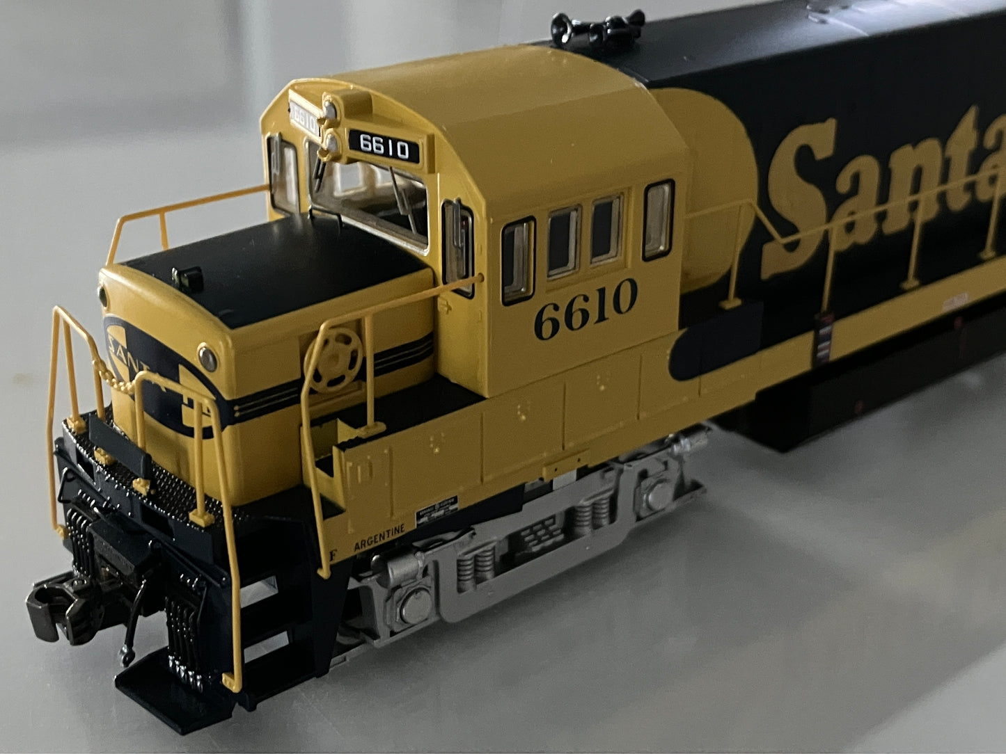 B25170 Bowser U-25B PhIIa, Santa Fe Warbonnet w/DCC & ESU LokSound - Lone Star Collectibles
