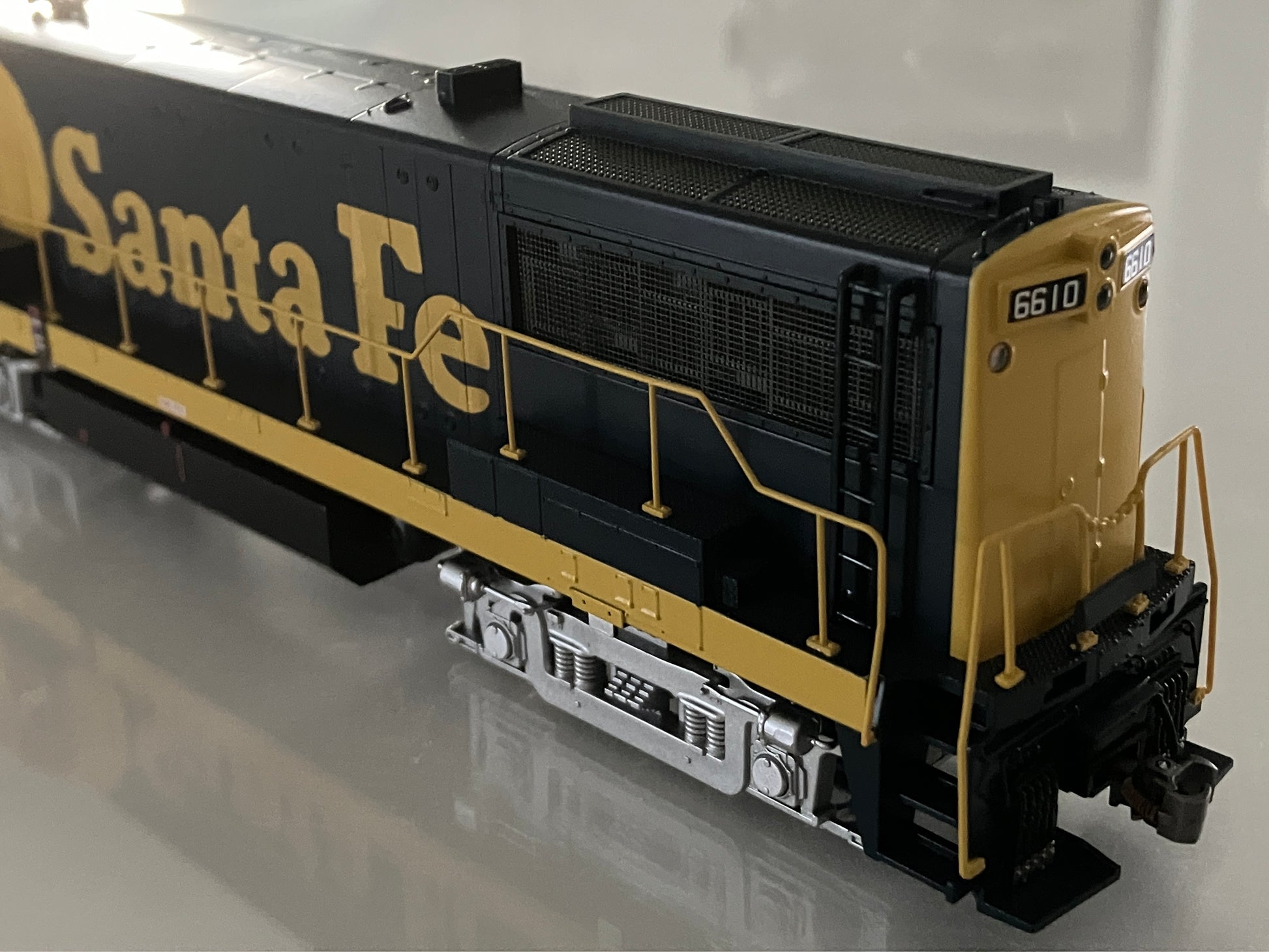 B25170 Bowser U-25B PhIIa, Santa Fe Warbonnet w/DCC & ESU LokSound - Lone Star Collectibles