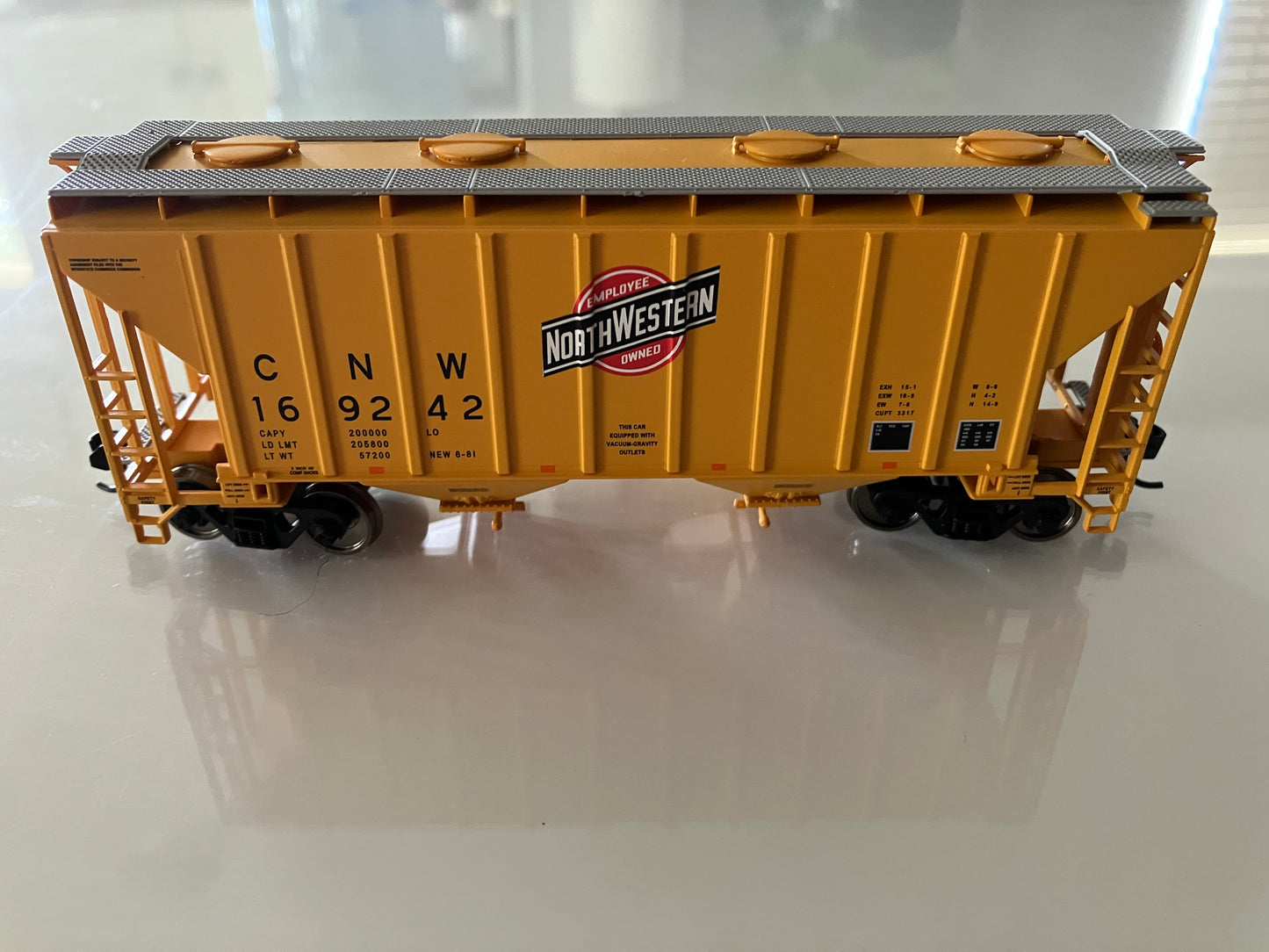 W910-7956 Walther's Mainline 2980 2-Bay Covered Hopper, CNW #169242 (No Box)