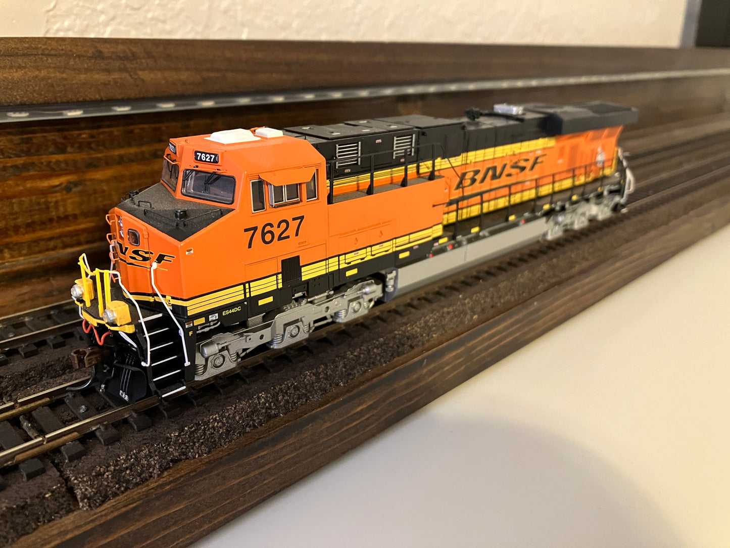 ATHG83109 Athearn Genesis ES44DC, BNSF #7627 w/DCC & Tsunami2 Sound
