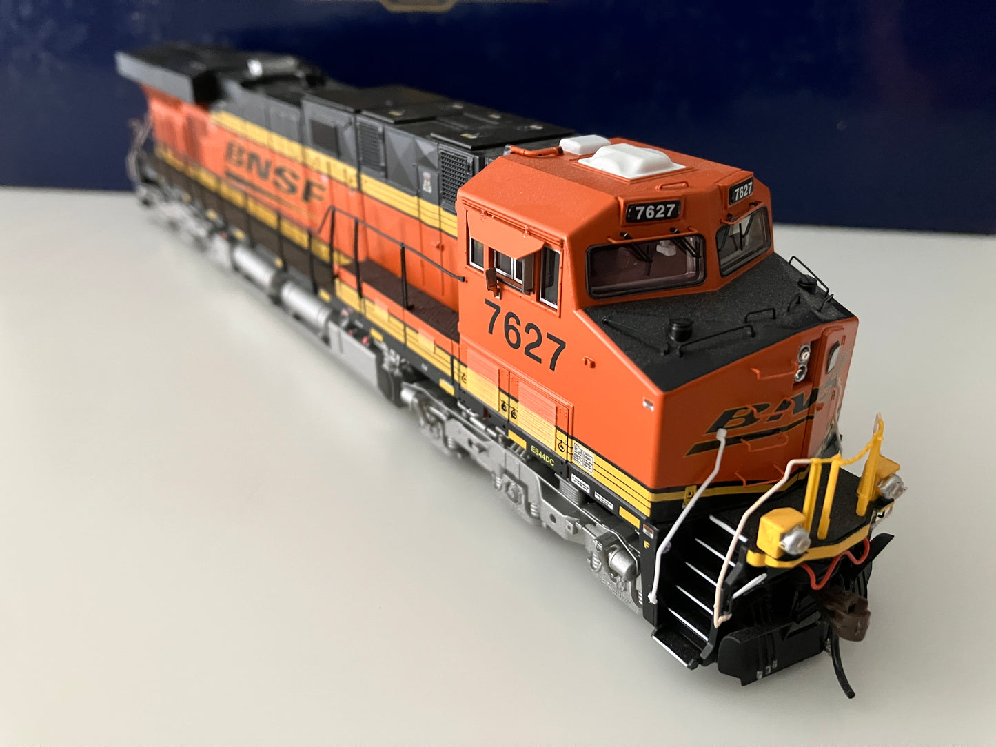 ATHG83109 Athearn Genesis ES44DC, BNSF #7627 w/DCC & Tsunami2 Sound