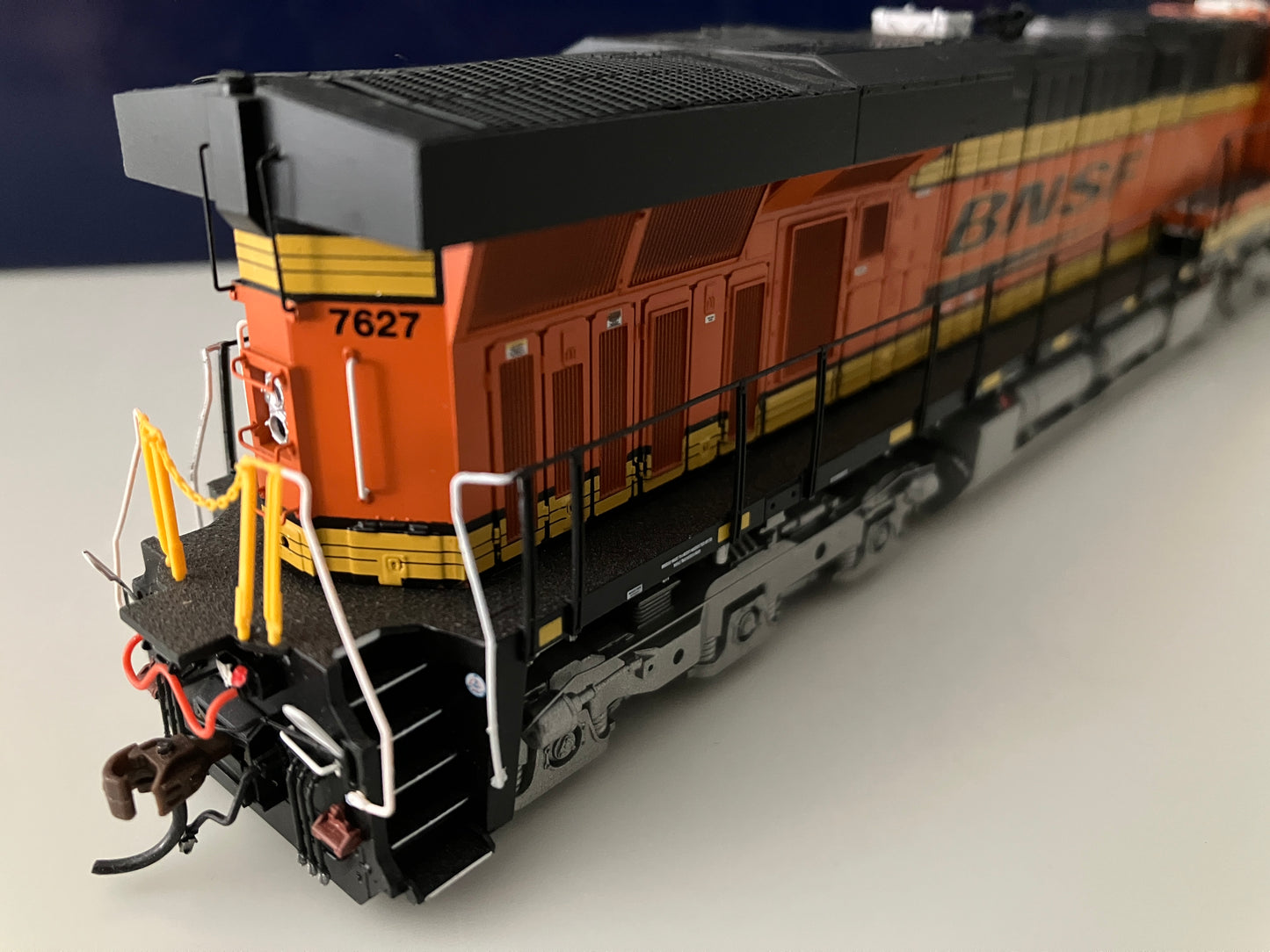 ATHG83109 Athearn Genesis ES44DC, BNSF #7627 w/DCC & Tsunami2 Sound