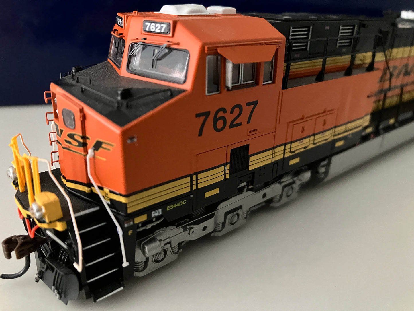 ATHG83109 Athearn Genesis ES44DC, BNSF #7627 w/DCC & Tsunami2 Sound