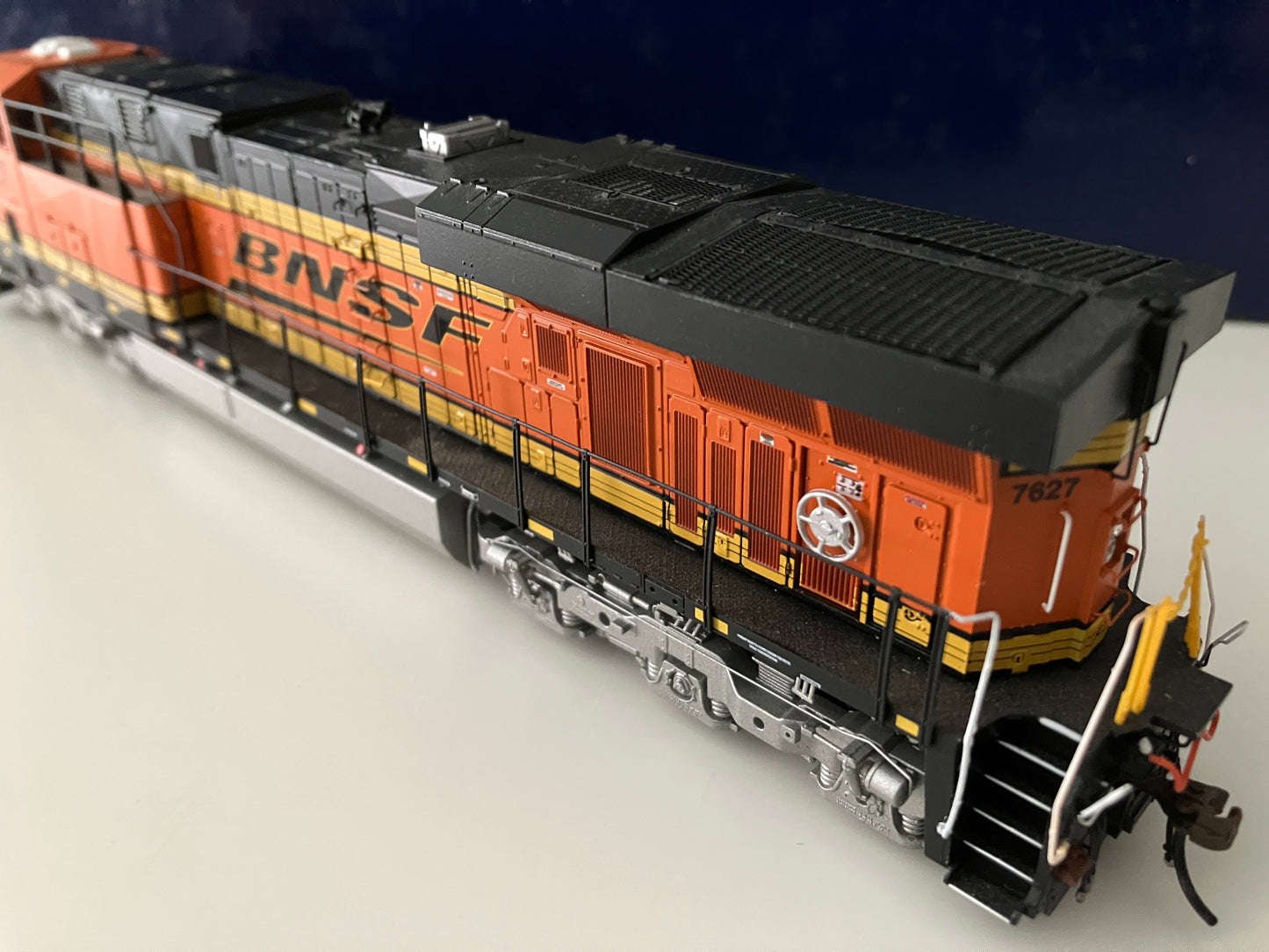 ATHG83109 Athearn Genesis ES44DC, BNSF #7627 w/DCC & Tsunami2 Sound