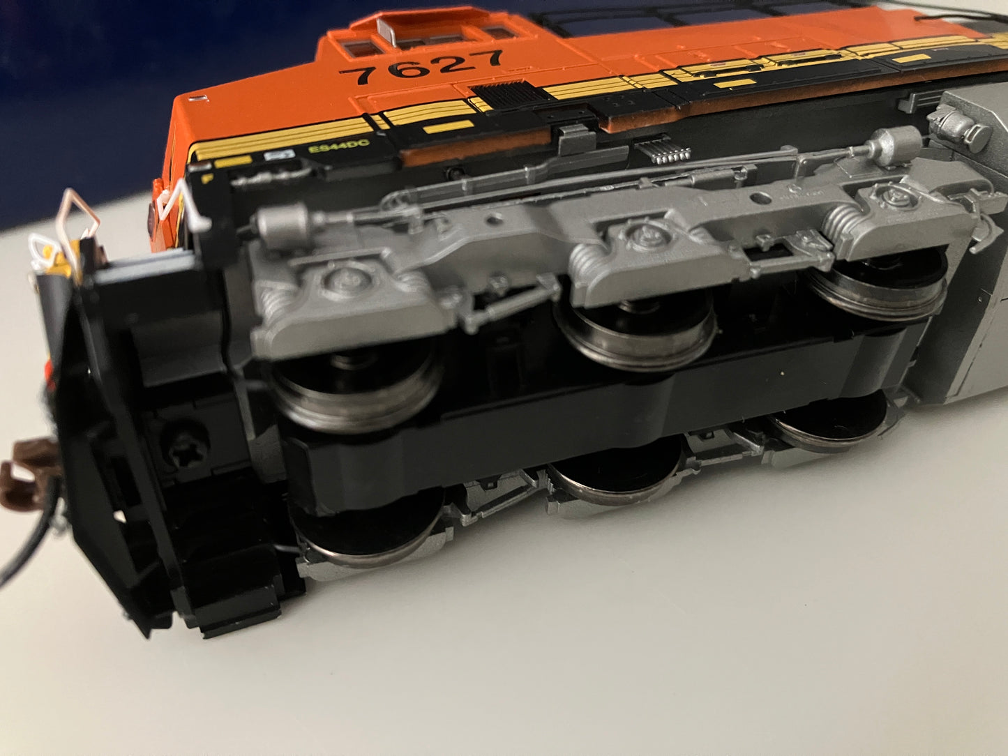 ATHG83109 Athearn Genesis ES44DC, BNSF #7627 w/DCC & Tsunami2 Sound