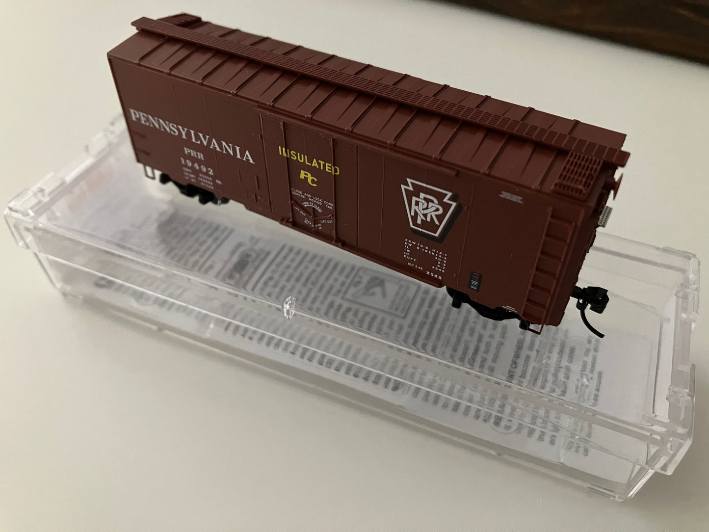 N-SCALE - MT-021-00-610 Micro Trains 40' Insulated Plug Box Car, Pennsylvania RR #19492