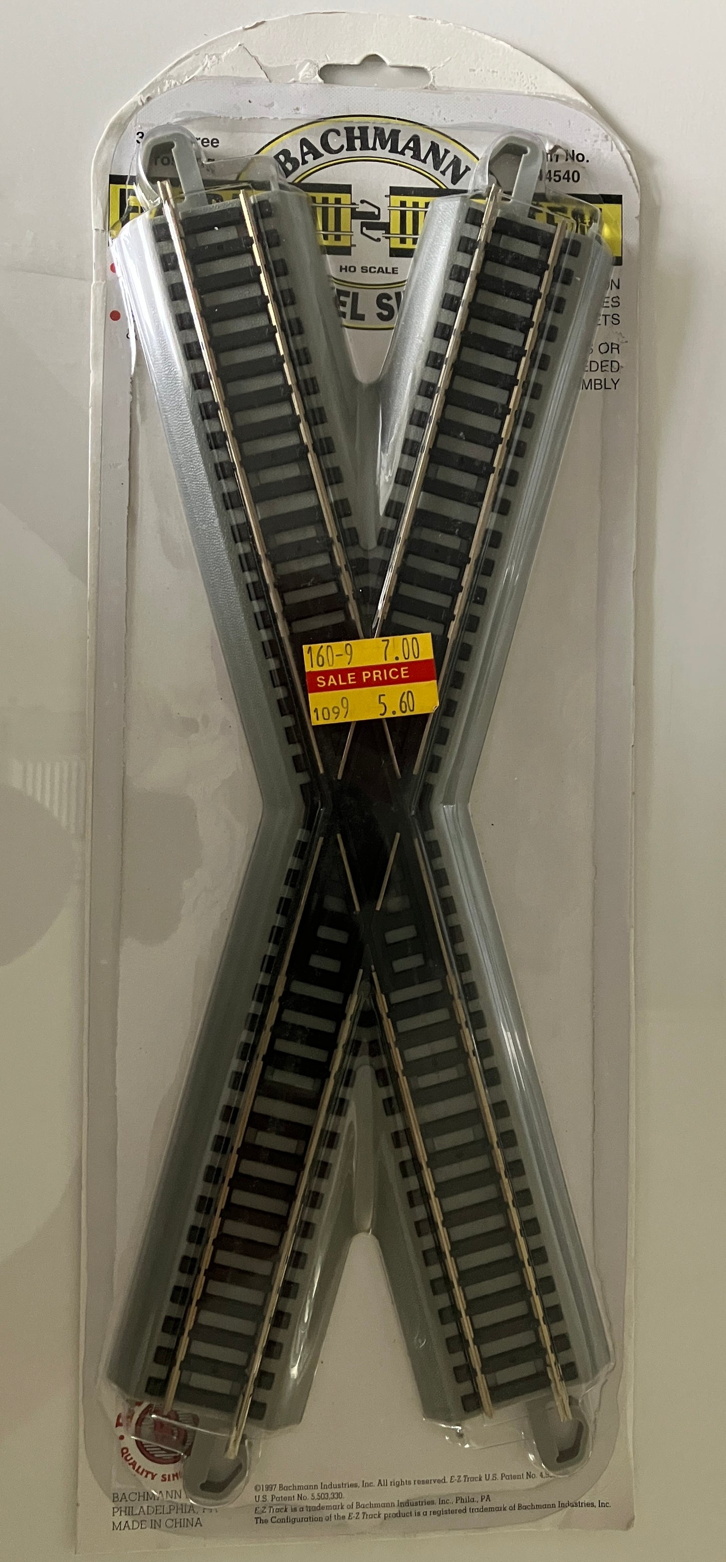 BAC44540 Bachmann HO EZ-Track 30 Degree Crossing, Nickel Silver Rail on Black Ties