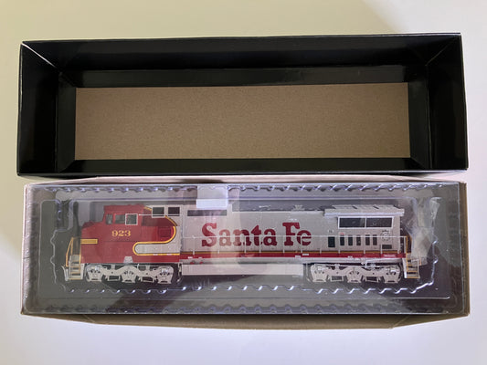 ATL10004513 Atlas Master Gold Dash 8-40CW, Santa Fe #923 w/DCC & ESU LokSound