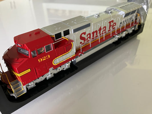 ATL10004513 Atlas Master Gold Dash 8-40CW, Santa Fe #923 w/DCC & ESU LokSound