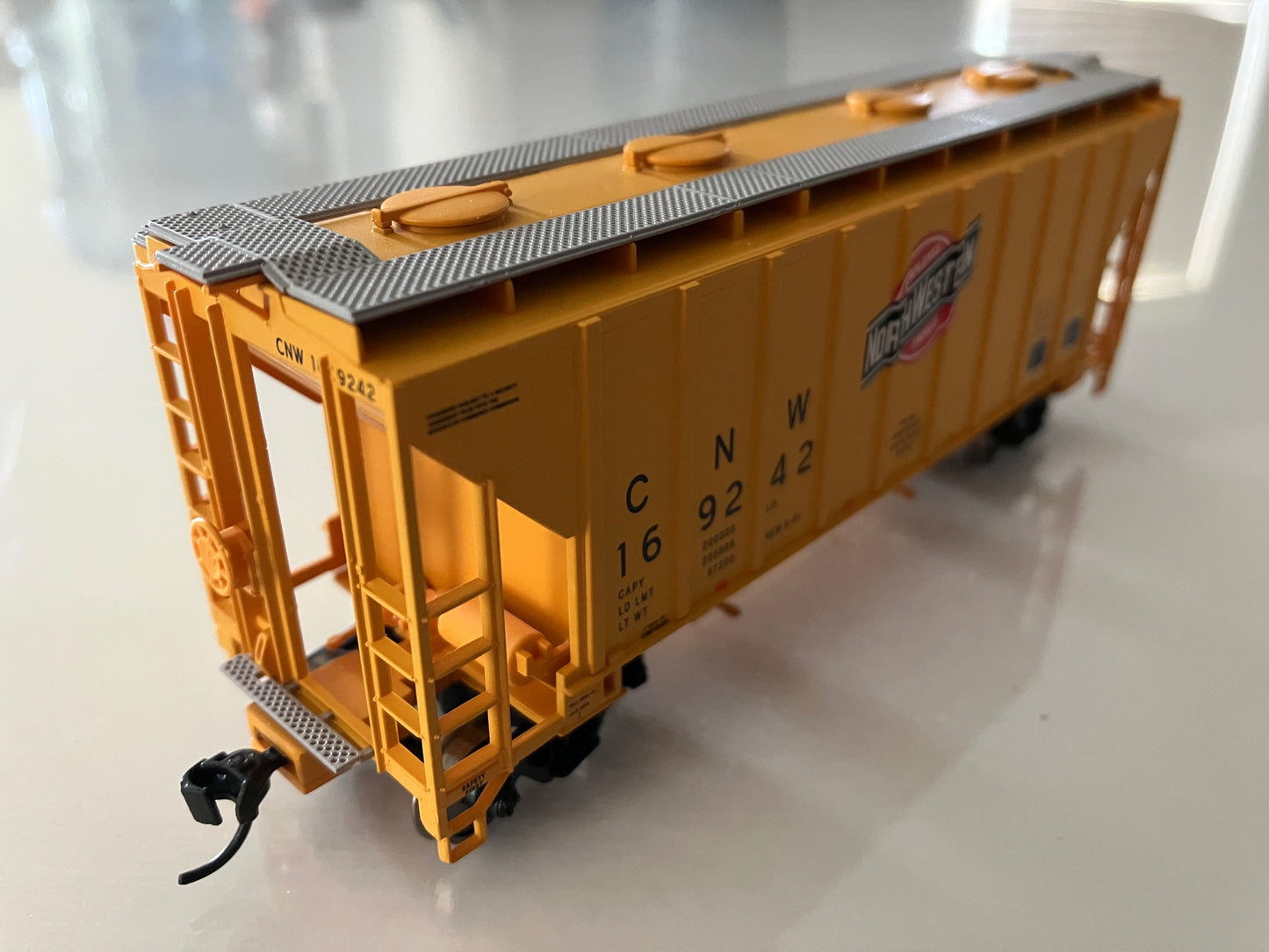 W910-7956 Walther's Mainline 2980 2-Bay Covered Hopper, CNW #169242 (No Box)