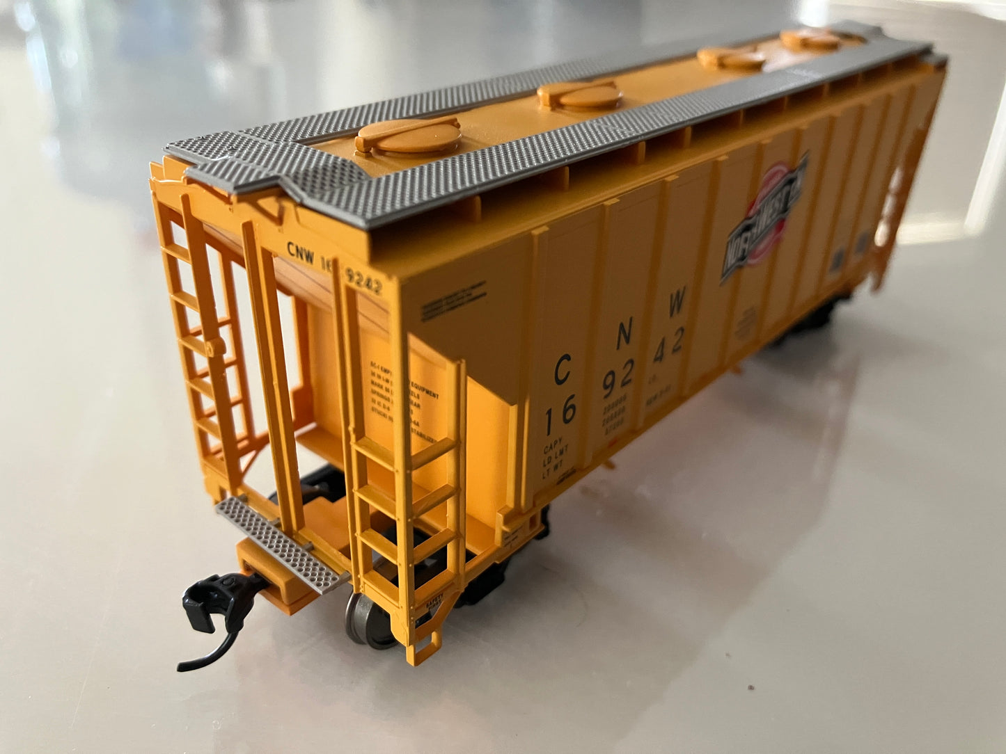 W910-7956 Walther's Mainline 2980 2-Bay Covered Hopper, CNW #169242 (No Box)