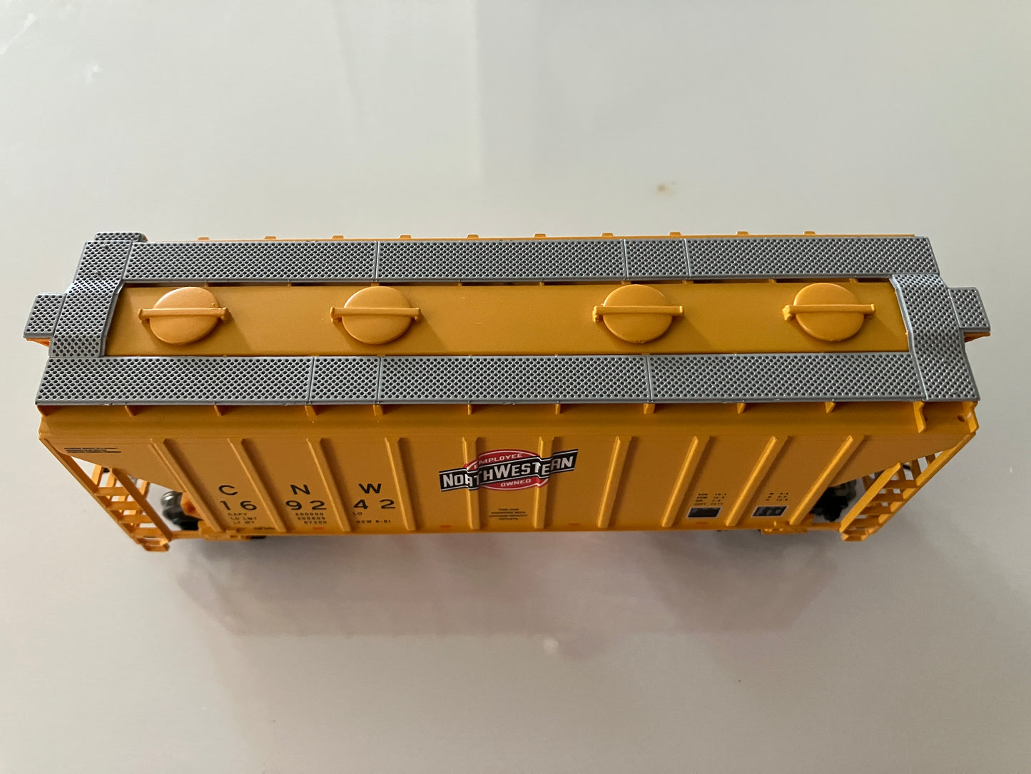 W910-7956 Walther's Mainline 2980 2-Bay Covered Hopper, CNW #169242 (No Box)