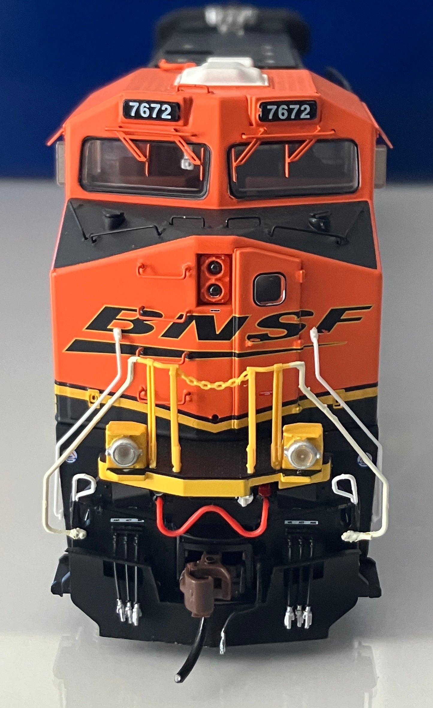 ATHG83199 Athearn Genesis ES44DC, BNSF #7672 w/DCC &Tsunami2 Sound