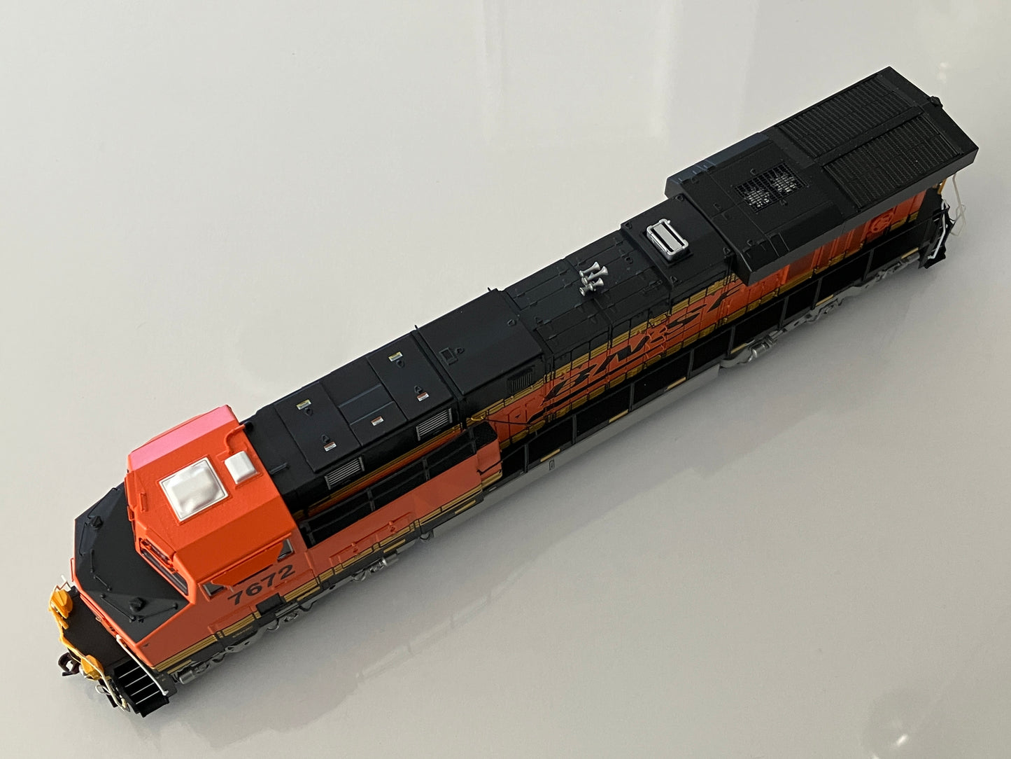 ATHG83199 Athearn Genesis ES44DC, BNSF #7672 w/DCC &Tsunami2 Sound