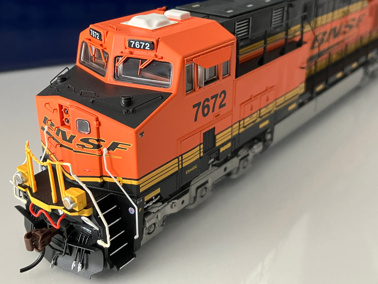 ATHG83199 Athearn Genesis ES44DC, BNSF #7672 w/DCC &Tsunami2 Sound