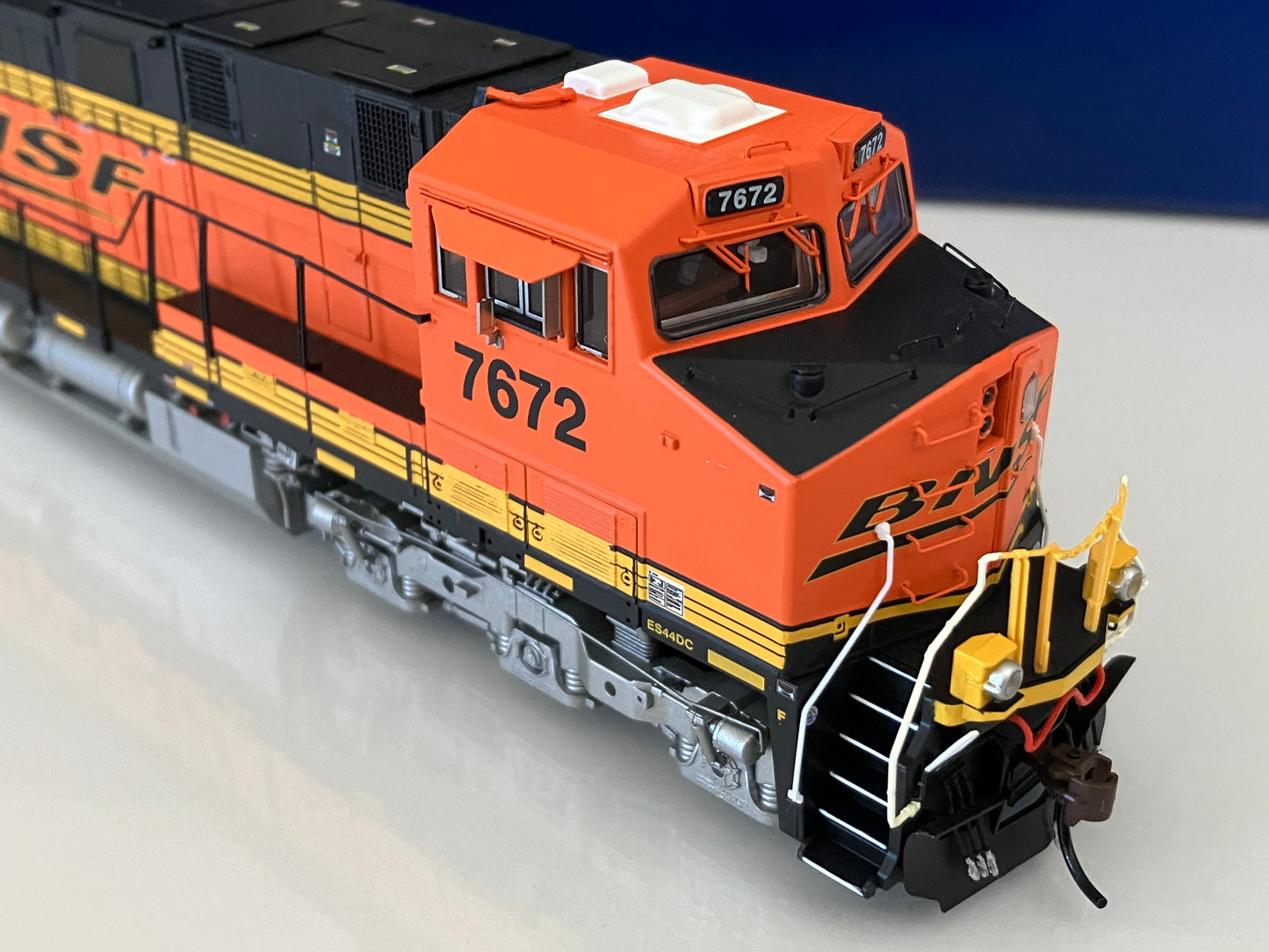 ATHG83199 Athearn Genesis ES44DC, BNSF #7672 w/DCC &Tsunami2 Sound