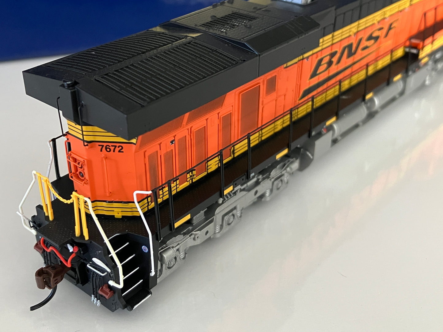 ATHG83199 Athearn Genesis ES44DC, BNSF #7672 w/DCC &Tsunami2 Sound