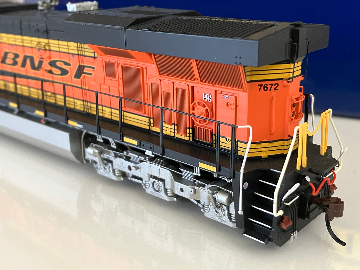 ATHG83199 Athearn Genesis ES44DC, BNSF #7672 w/DCC &Tsunami2 Sound